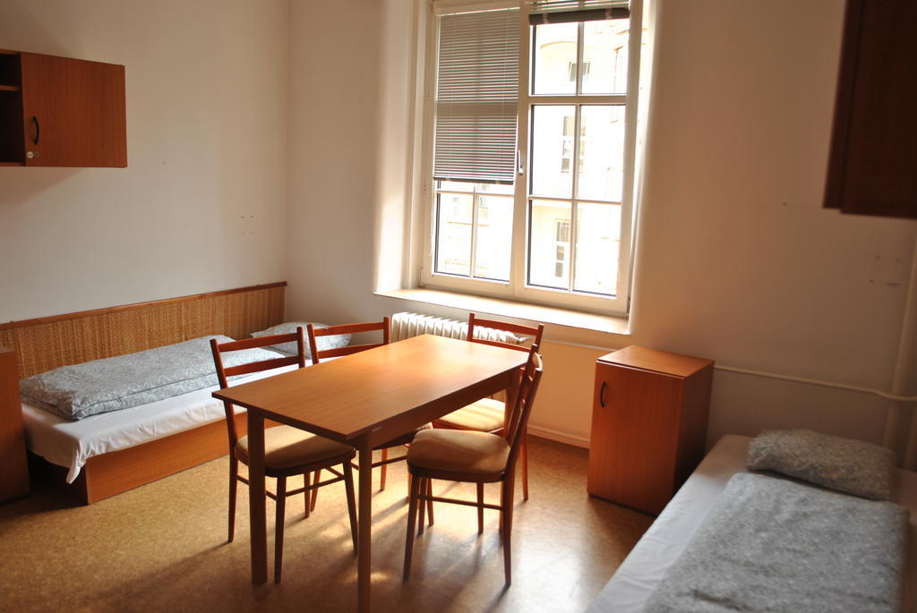 Dizzy Daisy Hostel Praha Rom bilde