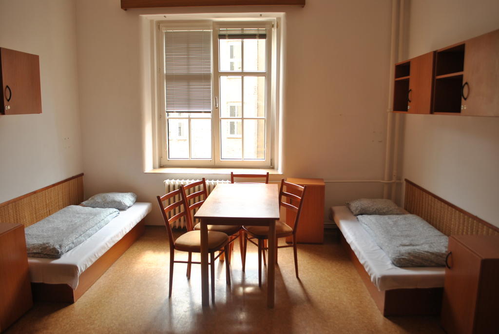 Dizzy Daisy Hostel Praha Rom bilde
