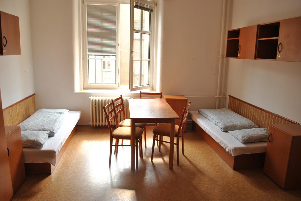 Dizzy Daisy Hostel Praha Rom bilde
