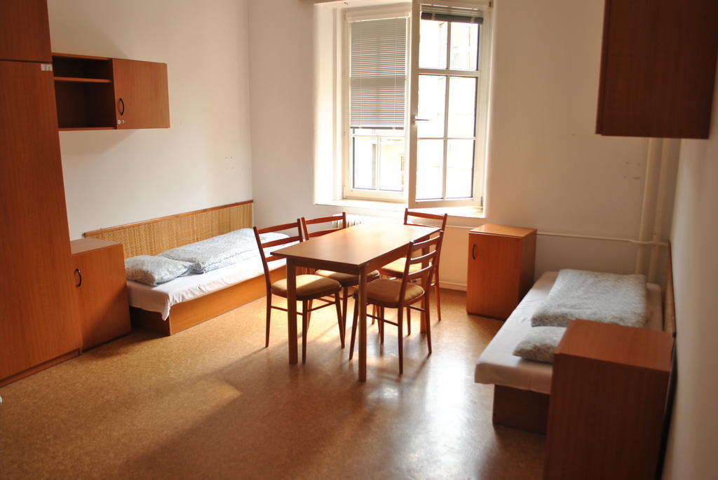 Dizzy Daisy Hostel Praha Rom bilde