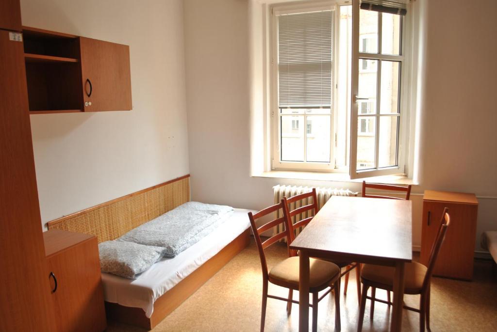 Dizzy Daisy Hostel Praha Rom bilde